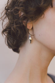 IBIS ELEMENT Taenaris silver earrings on model