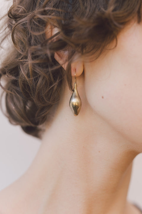 IBIS ELEMENT Taenaris bronze earrings on model